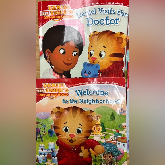 Lot of 7 Daniel Tiger Books - Picture 3 of 10